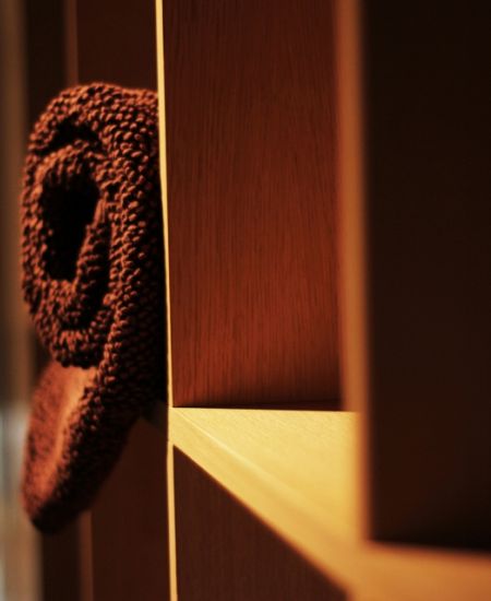 Holzregal mit Handtuch